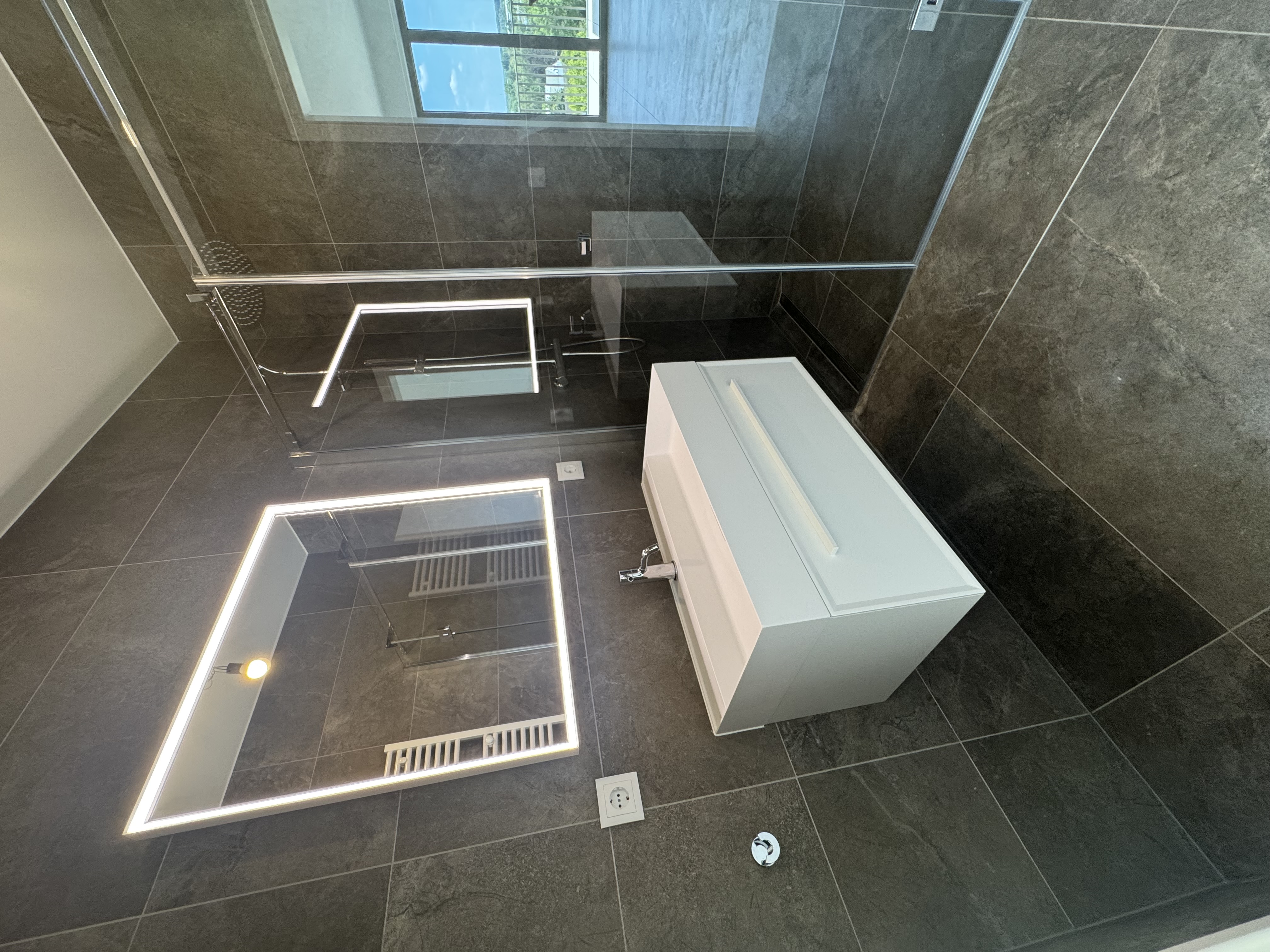 Salle de bain moderne avec douche à l'italienne et carrelage effet pierre