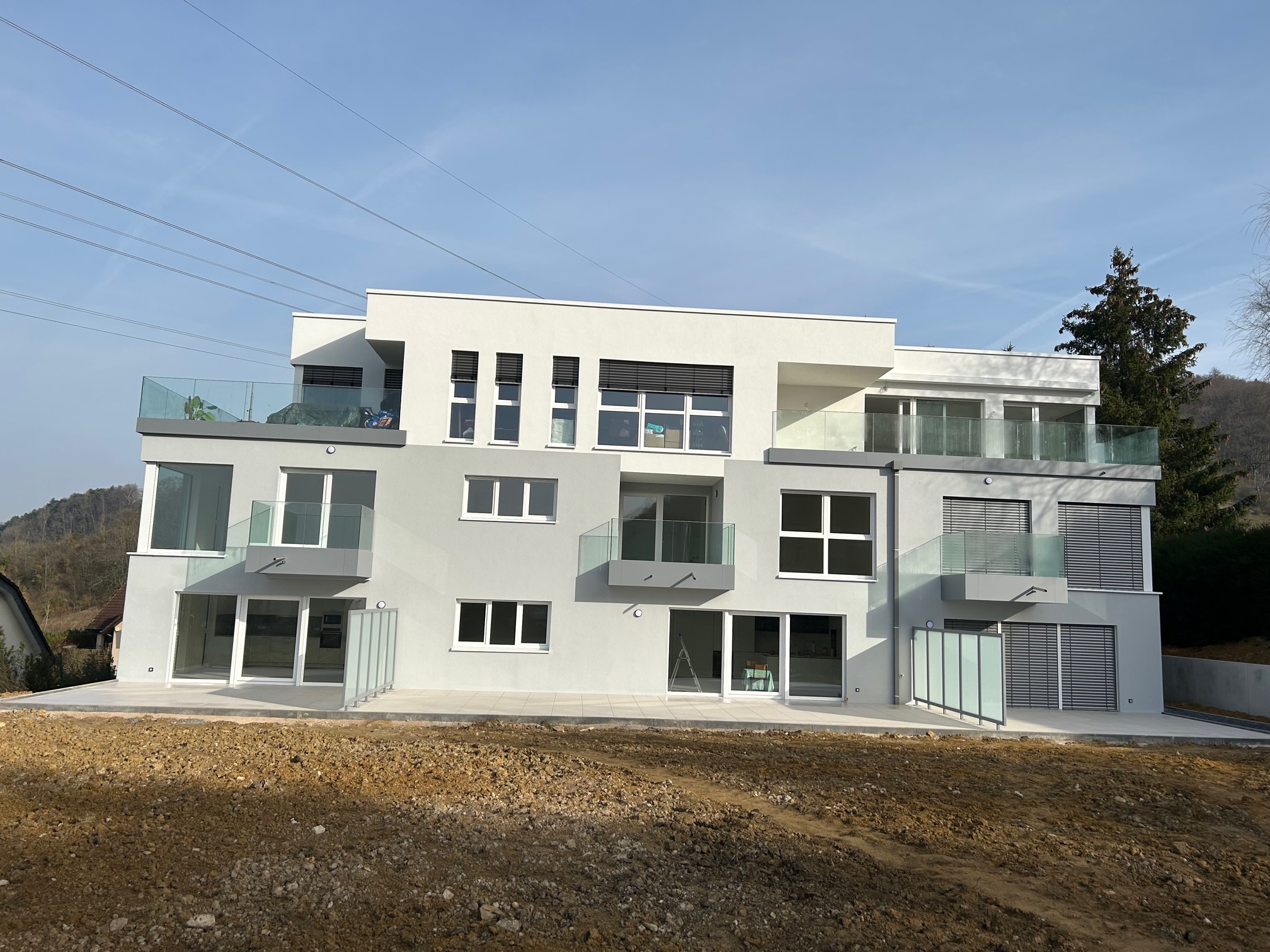 Façade arrière d’un immeuble moderne avec garde-corps en verre et motifs décoratifs